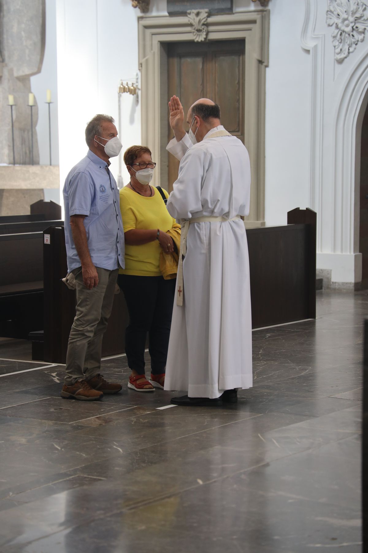 Bischof em. Dr. Friedhelm Hofmann feierte am Freitagnachmittag, 25. Juni, einen Dankgottesdienst mit Ehepaaren, die seit 50, 60 oder 65 Jahren verheiratet sind. Anschließend spendeten der Bischof sowie weitere Priester und Diakone den Jubilaren mit Abstand den Segen.