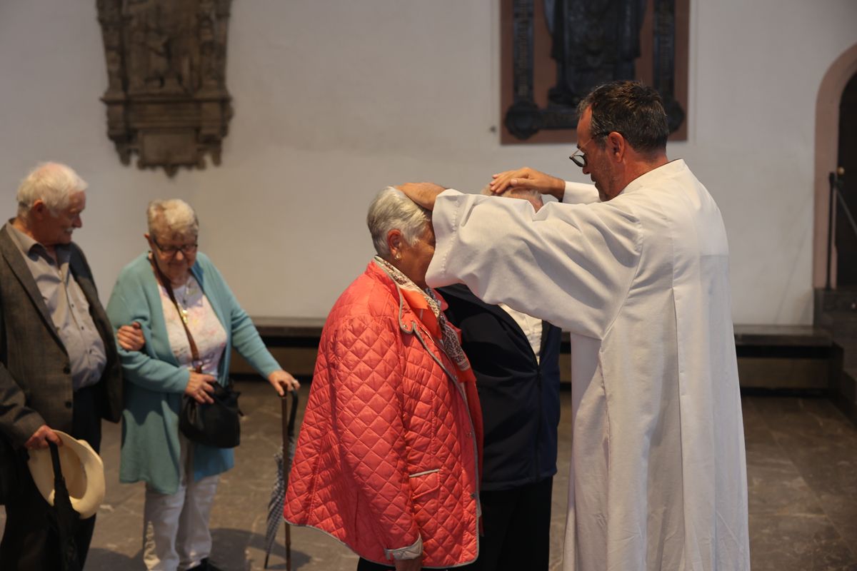 Seelsorgerinnen und Seelsorger spendeten nach dem Gottesdienst den Jubelpaaren individuell den Segen. 