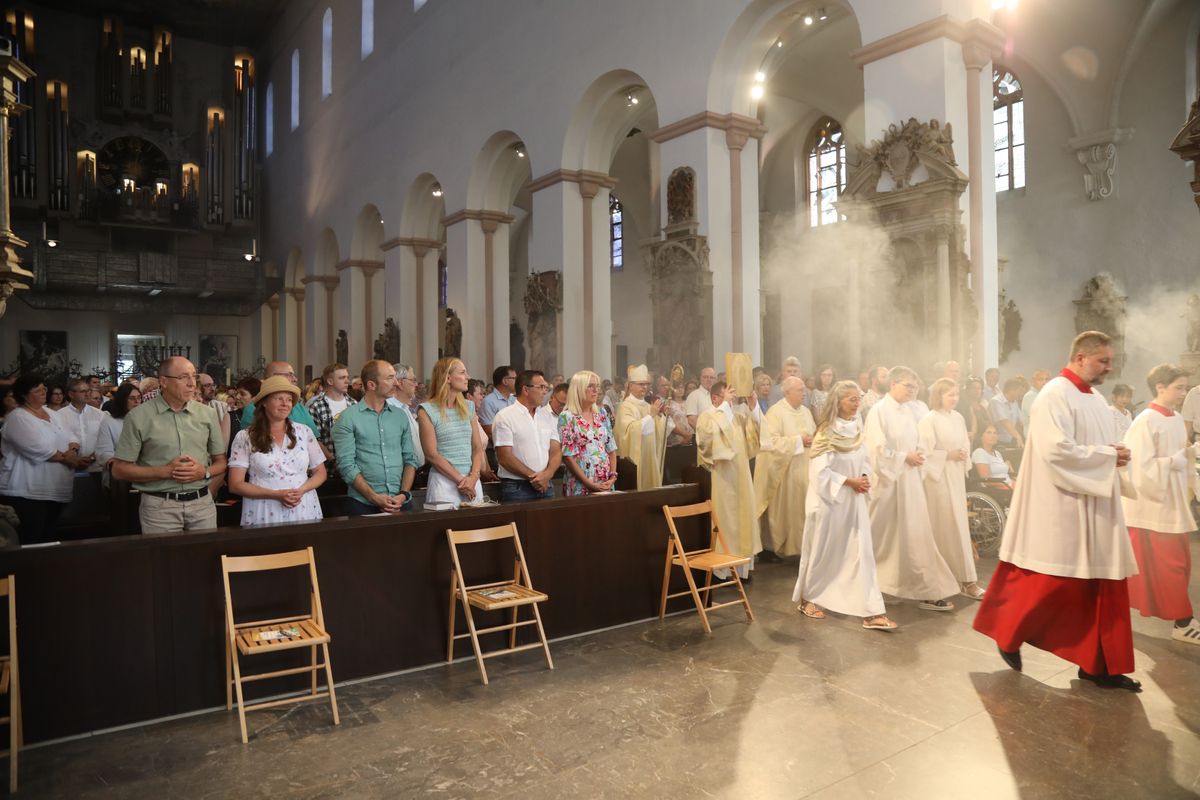 Mit rund 1000 Eheleuten, die in diesem Jahr Silberhochzeit haben, feierte Bischof Dr. Franz Jung am Freitagabend, 4. Juli 2025, einen Pontifikalgottesdienst im Kiliansdom. Im Anschluss erteilten er, Weihbischof Paul Reder sowie weitere Seelsorgerinnen und Seelsorger den Paaren einzeln den Segen.