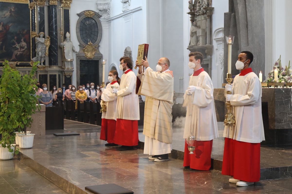 2621/0613 Gottesdienst für Ehejubilare Generalvikar Dr. Vorndran am Freitag, 25. Juni 2021_27633 Generalvikar Dr. Jürgen Vorndran feierte am Freitagabend, 25. Juni, einen Dankgottesdienst mit Ehepaaren, die seit 25 Jahren verheiratet sind. Anschließend spendeten der Generalvikar sowie weitere Priester und Diakone den Jubilaren mit Abstand den Segen.
