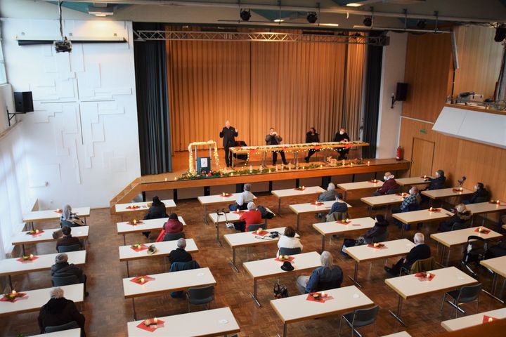 Weihbischof Ulrich Boom feierte mit rund 40 alleinstehenden Menschen eine Weihnachtsandacht im Pfarrgemeindezentrum Heiligkreuz. 