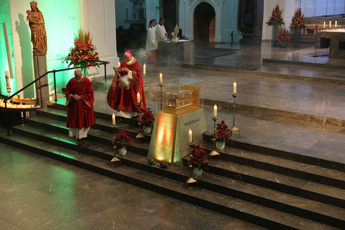 Die "Nacht der Hoffnung" am Samstagabend, 13. Juli, der Kiliani-Wallfahrtswoche lud zu Besinnung, Gebet und Kraftschöpfen in den Kiliansdom ein. Viele Passanten nutzten das Angebot, das um Mitternacht endete.