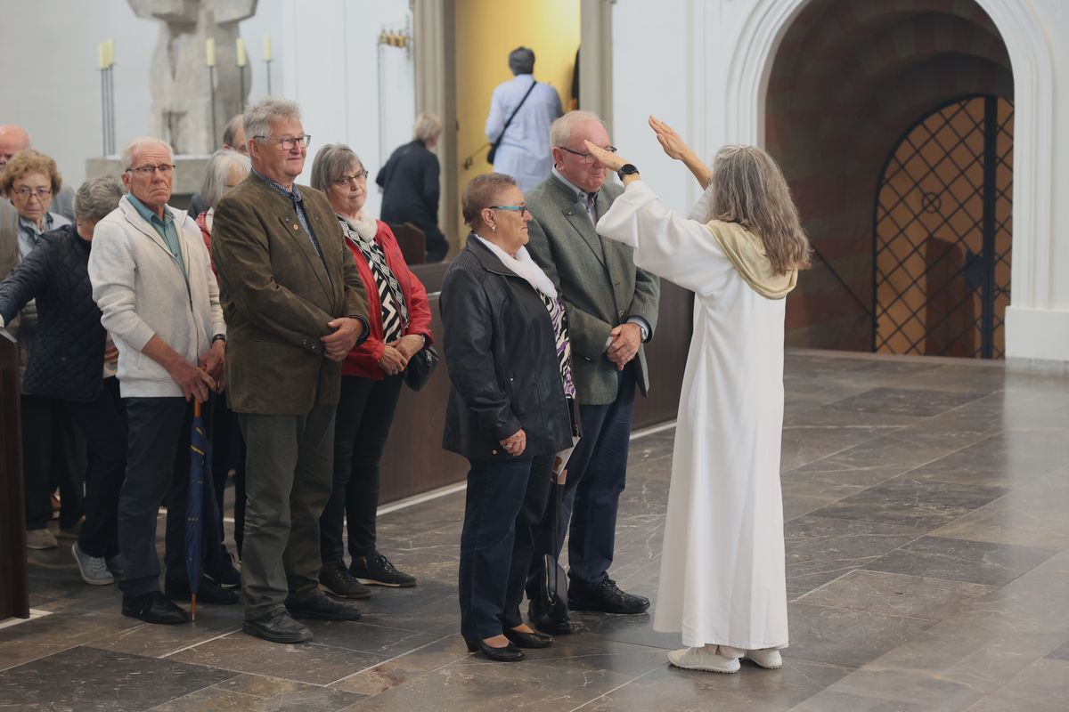 Seelsorgerinnen und Seelsorger spendeten nach dem Gottesdienst den Jubelpaaren individuell den Segen. 