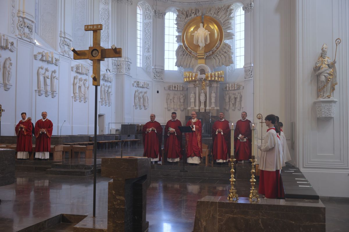 Beim Kiliani-Gottesdienst für die in Schule und Erziehung Tätigen hat Bischof Dr. Franz Jung am Freitag, 11. Juli, im Würzburger Kiliansdom 24 Frauen und Männern die Missio canonica verliehen.