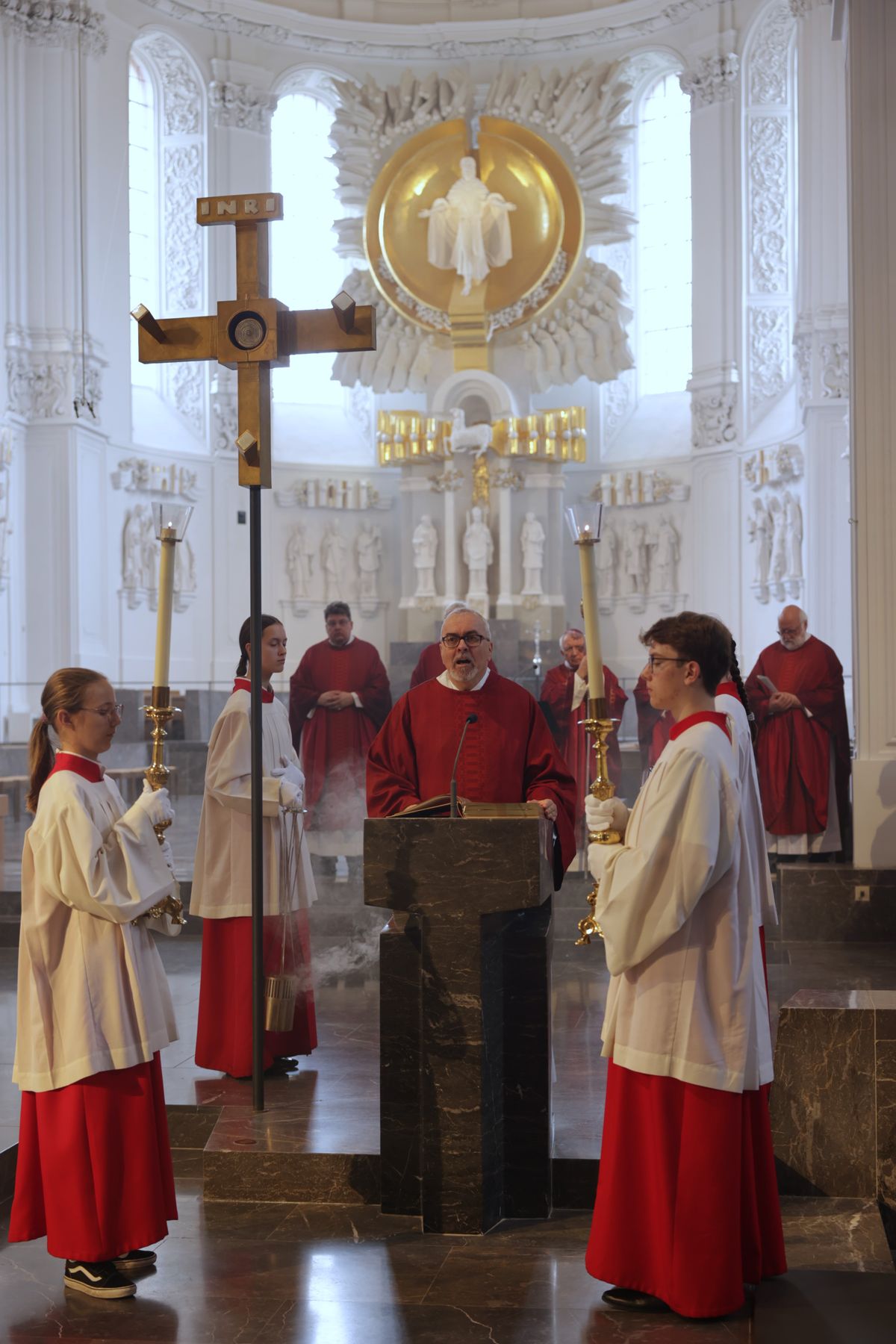 Weihbischof em. Ulrich Boom feierte am Mittwoch, 9. Juli, einen Kiliani-Wallfahrtsgottesdienst mit Gläubigen aus der Region Main-Rhön. Eine Begegnung auf dem Kiliansplatz schloss sich an. 