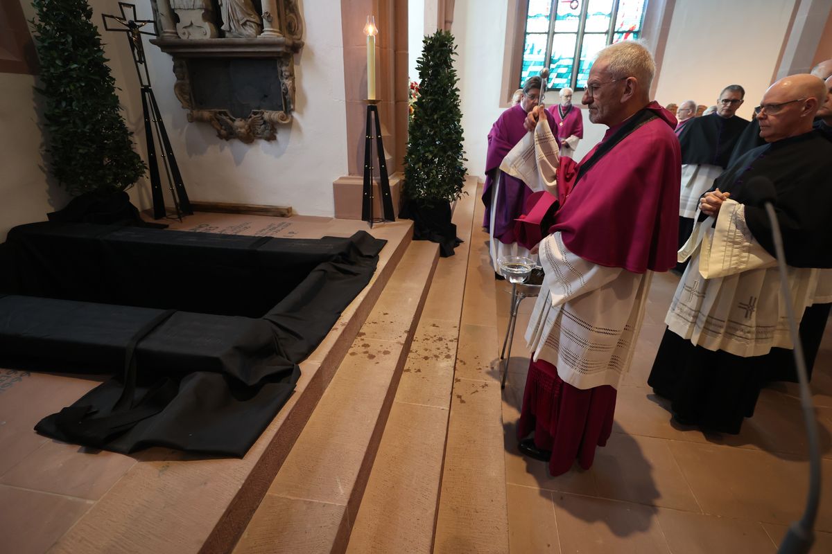 Bischof Dr. Franz Jung feierte am Samstag, 12. Oktober, im Würzburger KIliansdom ein Pontifikalrequiem für Weihbischof em. Helmut Bauer. Die anschließende Beisetzung leitete Dompropst Weihbischof Paul Reder.