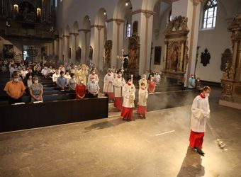 Bischof Dr. Franz Jung feierte am Mittwochabend, 23. Juni, einen Gottesdienst für Ehepaare, die 2021 oder 2021 auf 25 gemeinsame Jahre zurückblicken. Im Anschluss konnten sich die Paare segnen lassen.