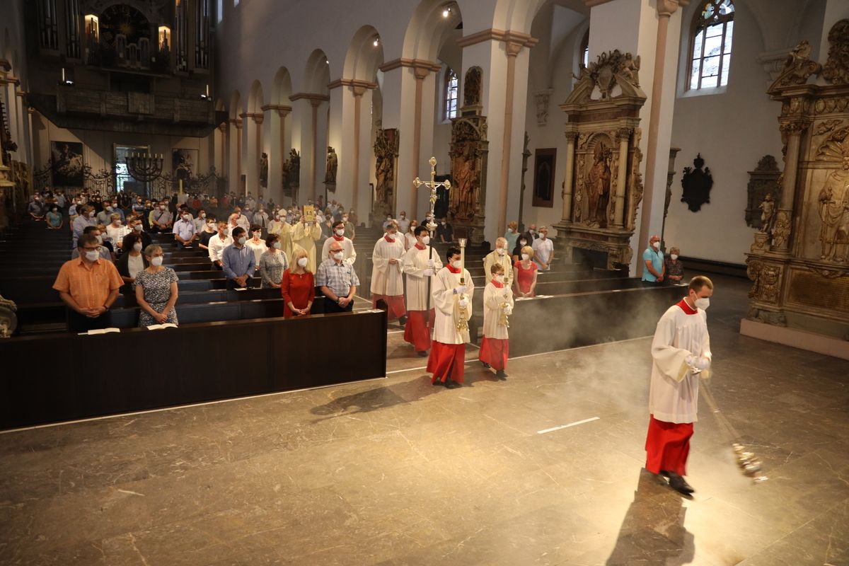 Bischof Dr. Franz Jung feierte am Mittwochabend, 23. Juni, einen Gottesdienst für Ehepaare, die 2021 oder 2021 auf 25 gemeinsame Jahre zurückblicken. Im Anschluss konnten sich die Paare segnen lassen.