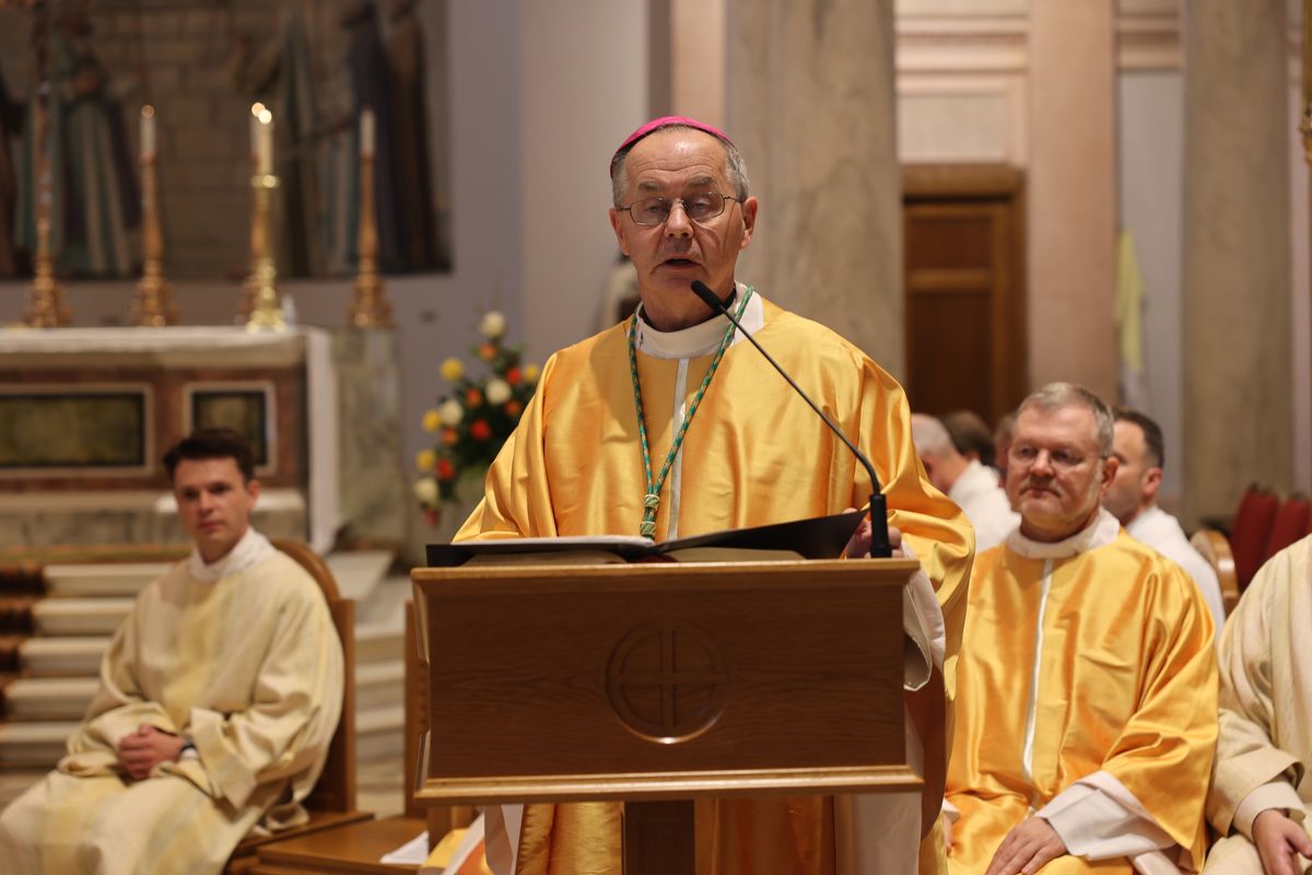 Bischof Dr. Franz Jung feierte am Sonntag, 6. Oktober, einen Gottesdienst zum Abschluss der Irlandwallfahrt mit den Reliquien der Frankenapostel in der Kathedrale von Cavan. Im Anschluss wurde der Schrein mit den Häuptern der Märtyrer für den Rücktransport nach Würzburg sicher verpackt.