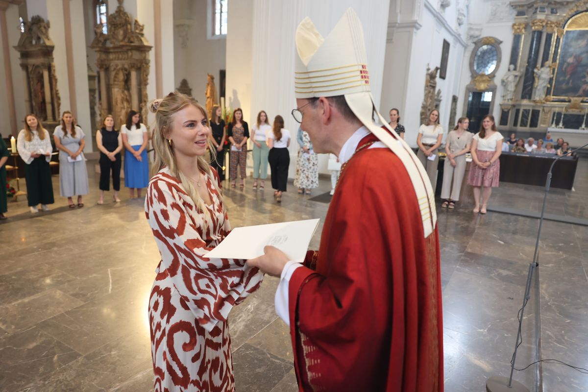Beim Kiliani-Pontifikalgottesdienst für die Verantwortlichen in Schule in Erziehung verlieh am Freitag, 12. Juli, Weihbischof Paul Reder im Namen von Bischof Dr. Franz Jung insgesamt 40 Personen die Missio canonica. Außerdem dankte er Religionslehrkräften, die zum Schuljahresende in den Ruhestand gehen, für ihren wertvollen Einsatz.