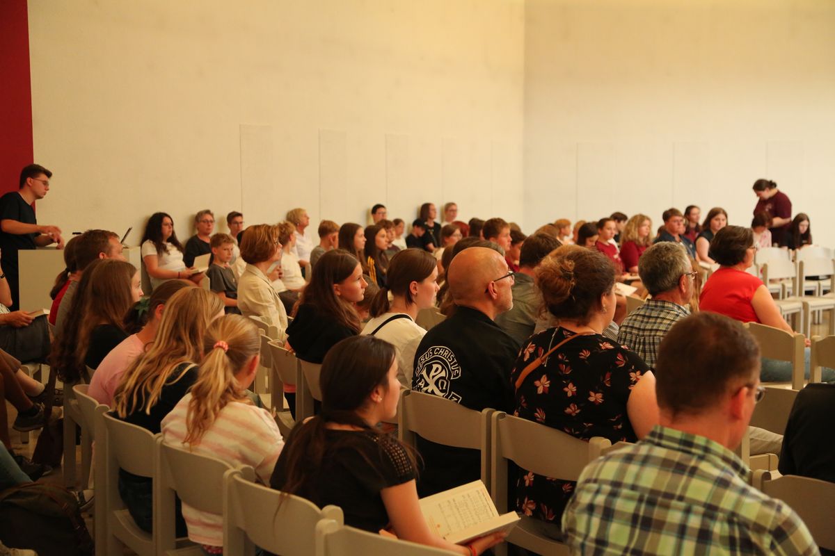 Am Tag der Jugend hat Weihbischof Paul Reder im Anschluss an ein buntes Workshop-Programm einen Kiliani-Gottesdienst mit den Jugendlichen im Kilianeum in Würzburg gefeiert.