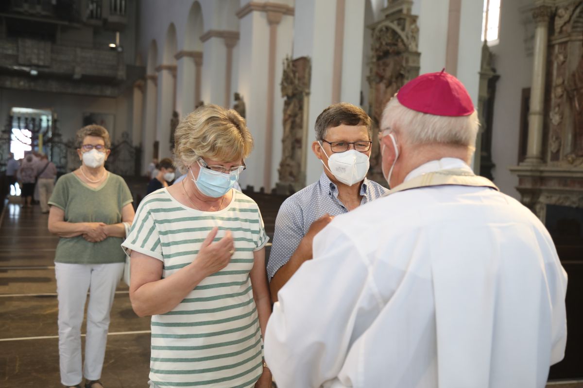 2621/0622 - Ehejubilare Gold mit Weihbischof Ulrich Boom_27936 Weihbischof Ulrich Boom feierte am Montagnachmittag, 26. Juni, einen Gottesdienst für Ehepaare, die 2020 oder 2021 ihr goldenes, diamantenes oder eisernes Ehejubiläum hatten. Im Anschluss konnten sich die Paare segnen lassen.