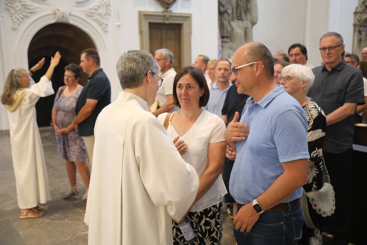 Mit rund 1000 Eheleuten, die in diesem Jahr Silberhochzeit haben, feierte Bischof Dr. Franz Jung am Freitagabend, 4. Juli 2025, einen Pontifikalgottesdienst im Kiliansdom. Im Anschluss erteilten er, Weihbischof Paul Reder sowie weitere Seelsorgerinnen und Seelsorger den Paaren einzeln den Segen.