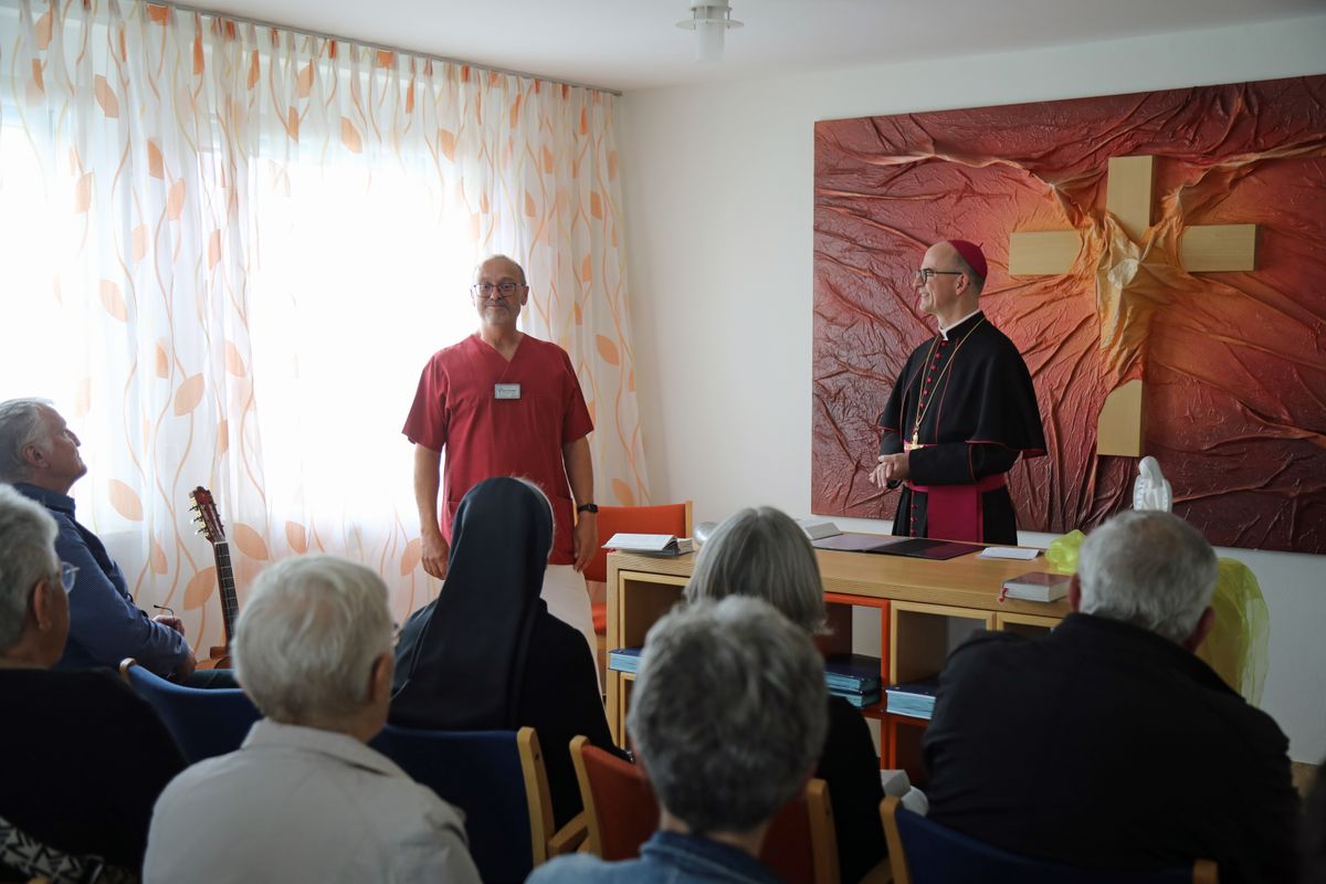 2925/0739 Kiliani Bischof besucht Palliativstation Schweinfurt_59990