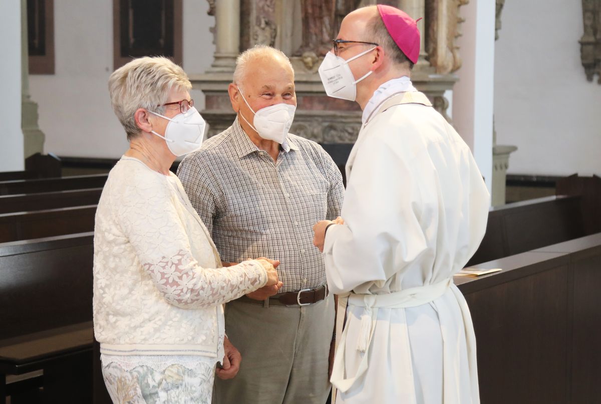 2721/0648 Gottesdienst für Ehejubilare mit Bischof Dr. Franz Jung am Freitagnachmittag, 2. Juli 2021_28546 Bischof Dr. Franz Jung feierte am Freitagnachmittag, 2. Juli 2021, einen Dankgottesdienst im Kiliansdom mit Ehepaaren, die goldenes, diamantenes oder eisernes Ehejubiläum feiern.