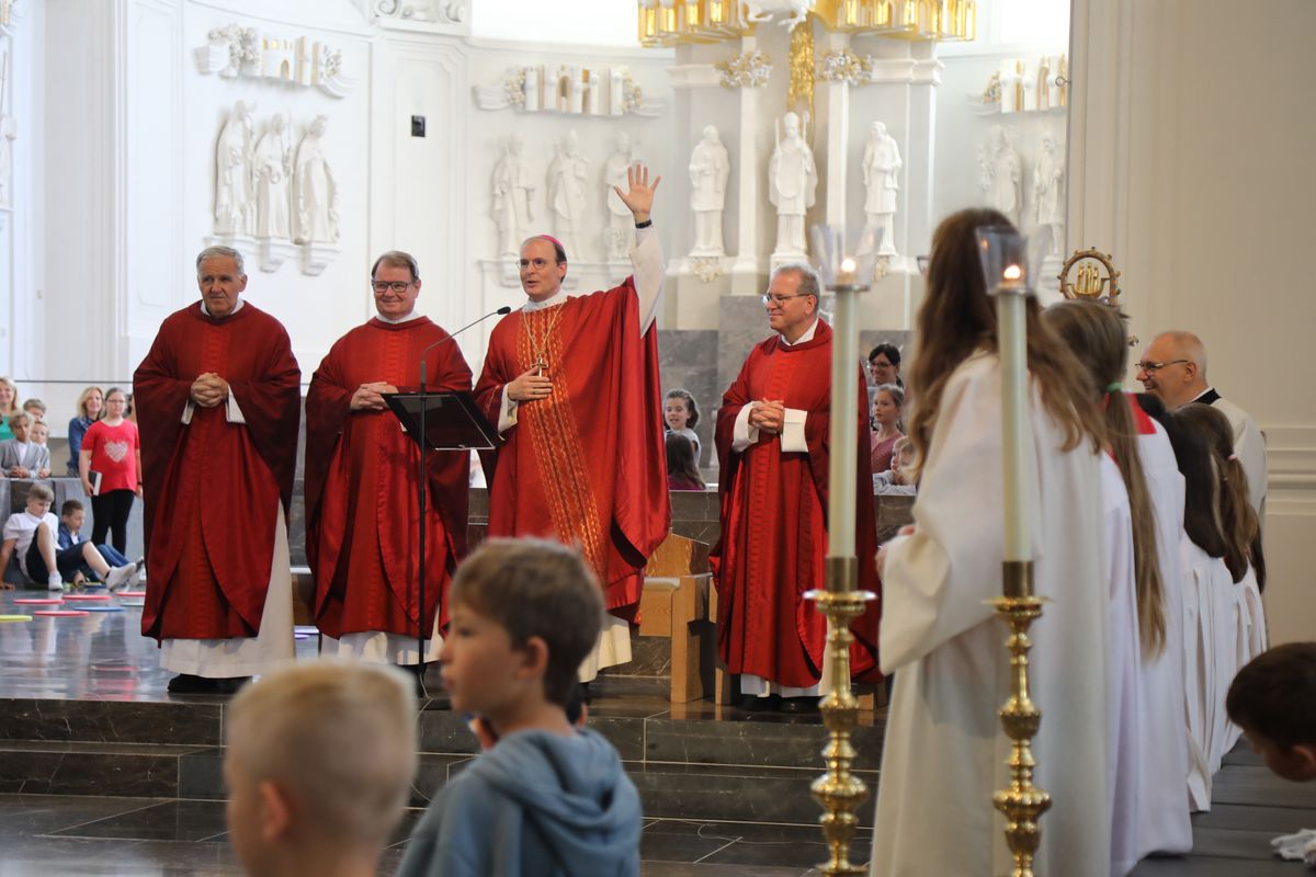 Mit rund 1300 Kommunionkindern und ihren Begleitern hat Weihbischof Paul Reder am Montag, 8. Juli, einen Gottesdienst im Kiliansdom gefeiert.
