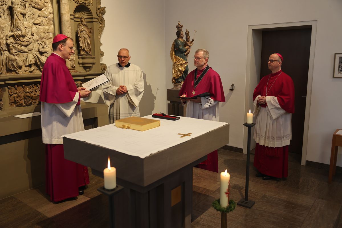 Weihbischof Paul Reder ist am Freitag, 10. Mai, offiziell in sein Amt als Dompropst eingeführt worden - zunächst in der Kapelle des Bischofshauses, dann bei einem Pontifikalgottesdienst im Kiliansdom. Dabei wurde besonders an Bischof em. Dr. Paul-Werner Scheele erinnert, der am 10. Mai 2019 starb.