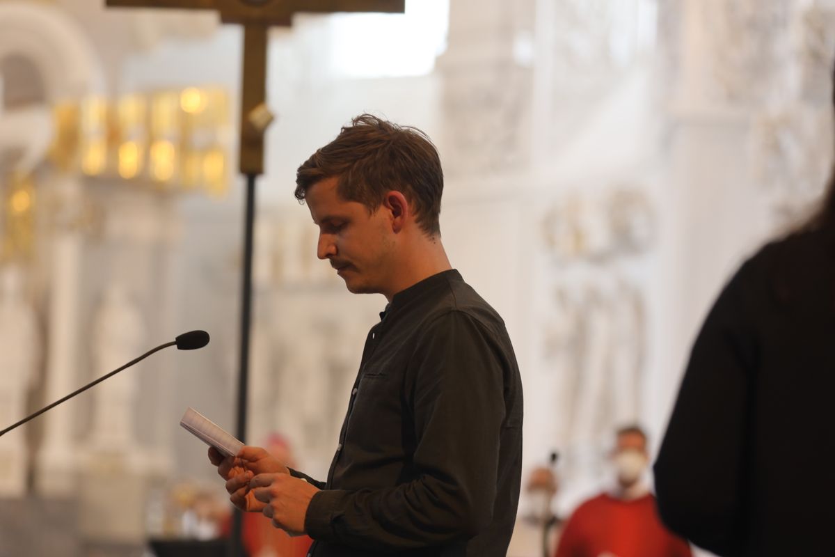 Weihbischof Ulrich Boom hat im Auftrag von Bischof Dr. Franz Jung 33 Frauen und sieben Männern am Freitagabend, 9. Juli, im Kiliansdom die Missio canonica verliehen.