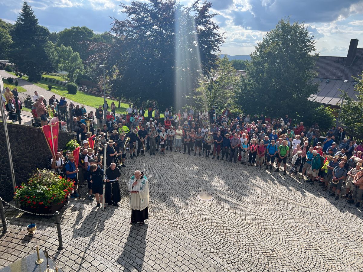 Wallfahrergottesdienst am Freiluftaltar des Klosters.