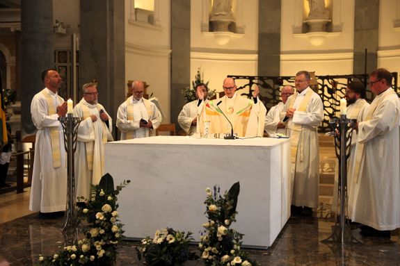 Bischof Dr. Franz Jung feierte am Festtag des heiligen Franziskus in der Kathedrale des heiligen Mél in Longford einen Gottesdienst. Im Anschluss lud die Pfarrei zum Kaffee in das Untergeschoss ein.