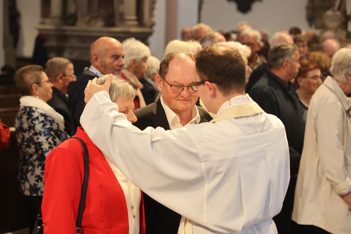 Seelsorgerinnen und Seelsorger spendeten nach dem Gottesdienst den Jubelpaaren individuell den Segen. 