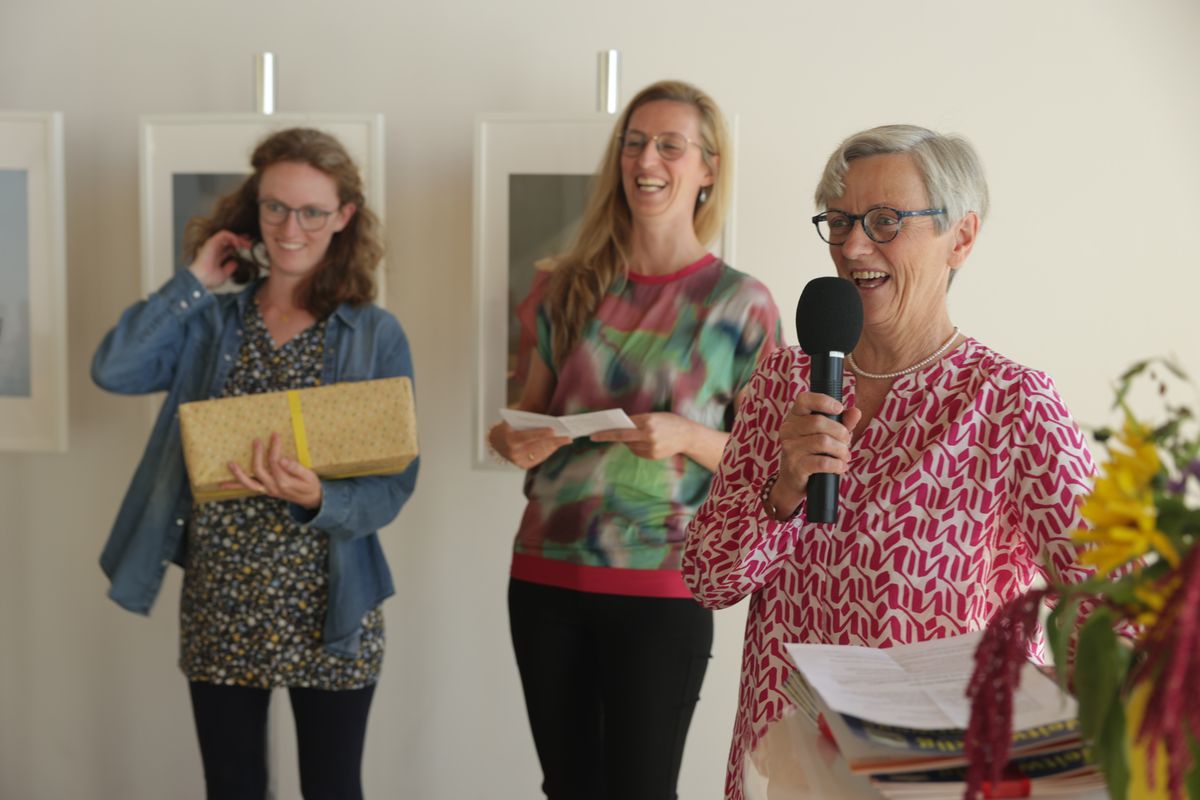 Launige Worte und ein Geschenk hatten auch Simons Töchter (von links) Magdalena und Lisa sowie Ehefrau Annerose dabei. 