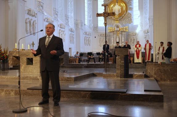 Nach dem Vaterunser auf Aramäisch, vorgetragen von Subdiakon Johann Ün (links), beteten alle gemeinsam das Vaterunser auf Deutsch.