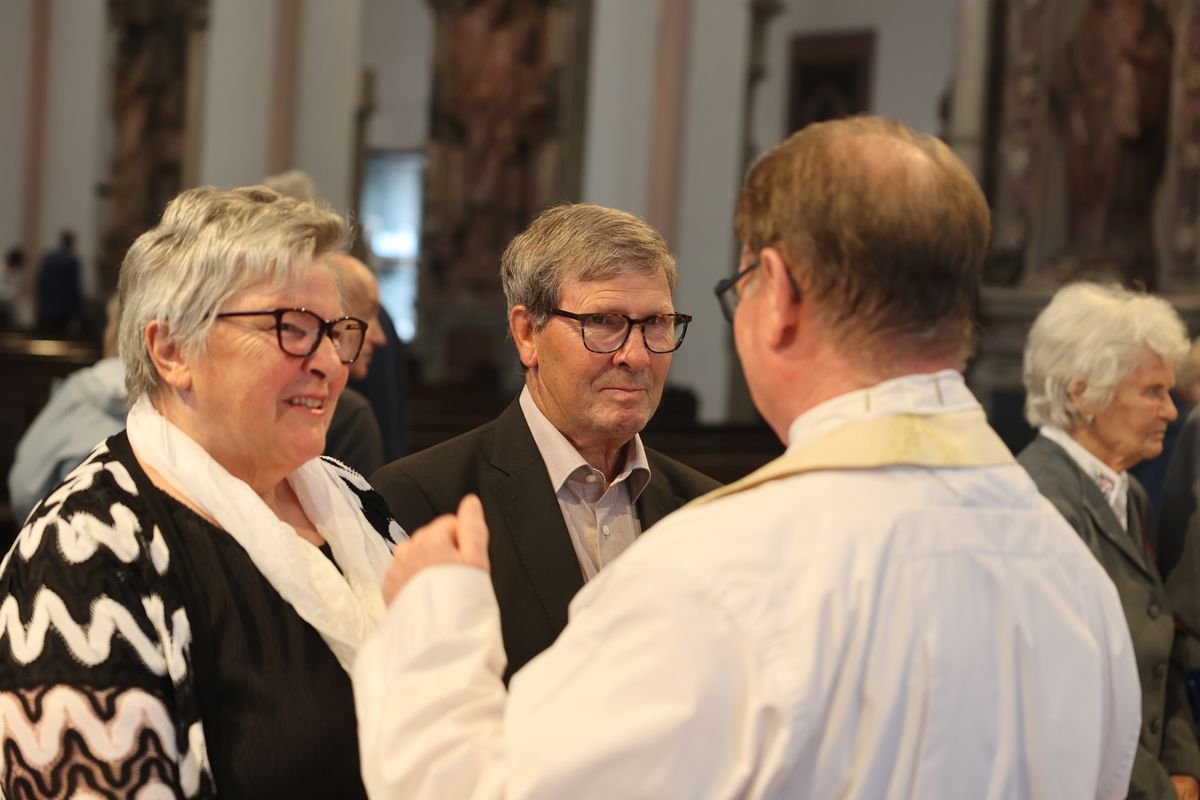 Seelsorgerinnen und Seelsorger spendeten nach dem Gottesdienst den Jubelpaaren individuell den Segen. 