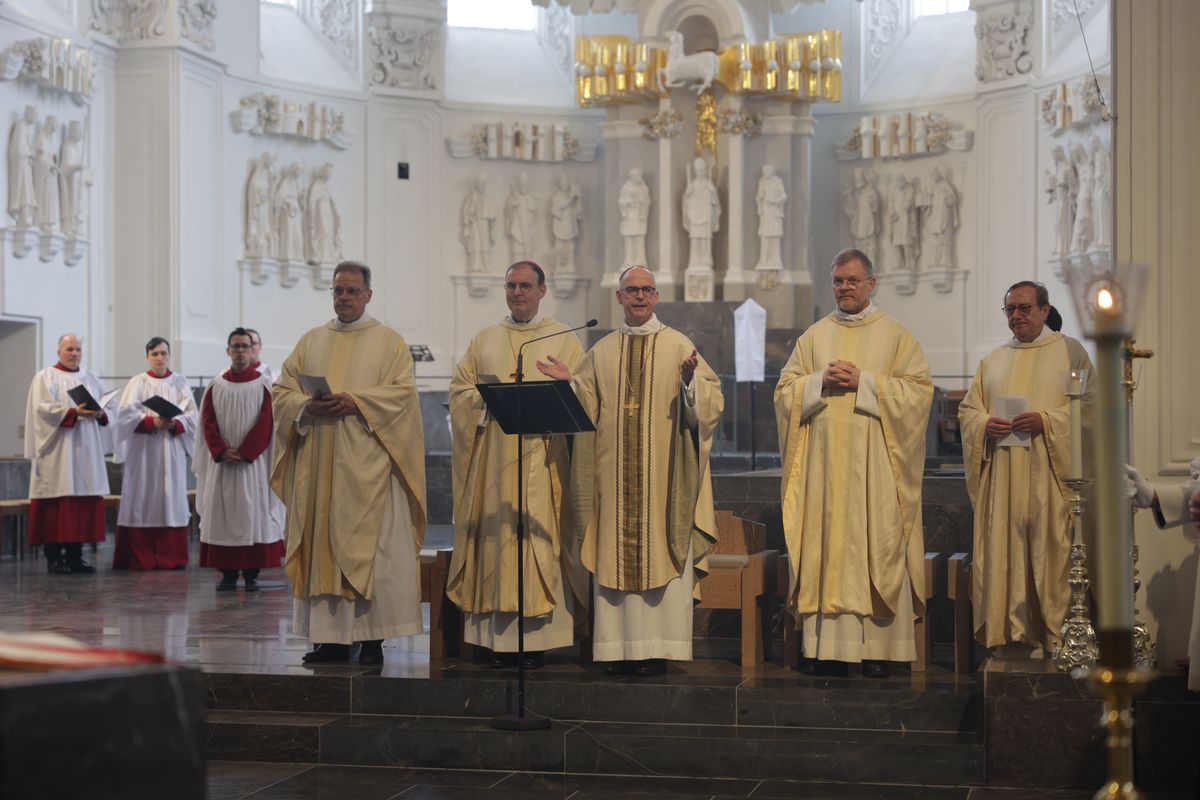 Bischof Dr. Franz Jung hat am Mittwochabend, 16. April, bei der Chrisammesse im Würzburger Kiliansdom die Heiligen Öle für das ganze Bistum geweiht.  Bischof Dr. Franz Jung hat am Mittwochabend, 16. April, bei der Chrisammesse im Würzburger Kiliansdom die Heiligen Öle für das ganze Bistum geweiht.