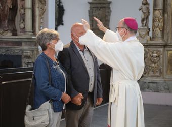 Bischof Dr. Franz Jung segnete nach dem Gottesdienst die Ehejubilare.