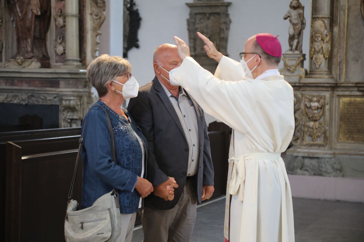 2721/0630_Ehejubilare mit Bischof Franz Jung_28210 Bischof Dr. Franz Jung segnete nach dem Gottesdienst die Ehejubilare.