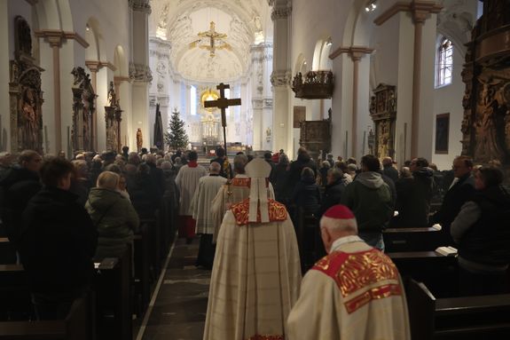 Mit einer Prozession vom Neumünster zum Kiliansdom und einer Pontifikalmesse hat Bischof Dr. Franz Jung am Dienstag, 31. Dezember, in Würzburg für das Bistum das Heilige Jahr eröffnet. Es steht unter dem Motto "Pilger der Hoffnung". 