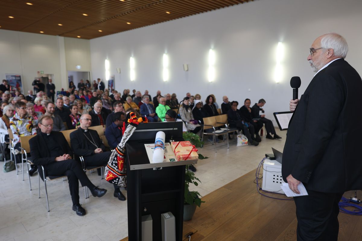 Domkapitular Christoph Warmuth hob in seiner Rede die Verbindung hervor, die zwischen Deutschland und Papua-Neuguinea herrsche. "Wir haben als eine Menschheit die Aufgabe, die eine Welt gemeinsam zu gestalten."