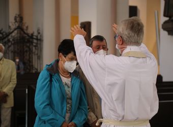 Bischof Dr. Franz Jung segnete nach dem Gottesdienst die Ehejubilare.