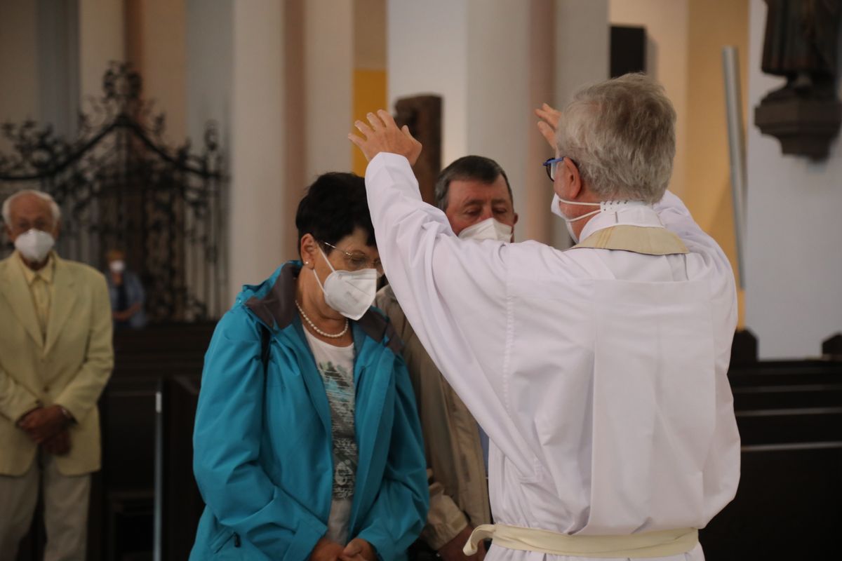 2721/0630_Ehejubilare mit Bischof Franz Jung_28195 Bischof Dr. Franz Jung segnete nach dem Gottesdienst die Ehejubilare.