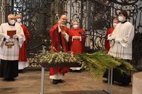 Bischof Dr. Franz Jung segnete zu Beginn des Gottesdiensts die Palmzweige.  Bischof Dr. Franz Jung segnete zu Beginn des Gottesdiensts die Palmzweige.