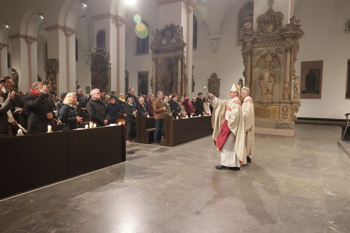 Der Lichtfeier schlossen sich die Segnung des Osterwassers und die allgemeine Tauferneuerung an. 