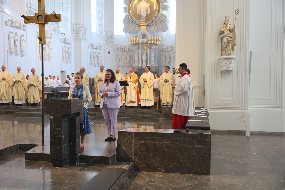 Neun Frauen und fünf Männer hat Bischof Dr. Franz Jung bei einem Pontifikalgottesdienst am Freitag, 19. Juli, als Pastoral- beziehungsweise Gemeindereferenten beauftragt.