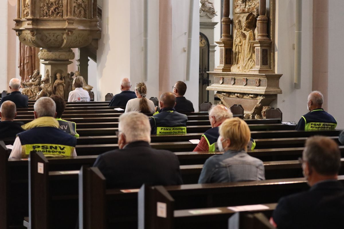 2821/0668 Blaulichtgottesdienst_28751 Weihbischof Ulrich Boom stand am Mittwochabend, 7. Juli, der Kiliani-Wort-Gottes-Feier für Polizei, Feuerwehr, Technisches Hilfswerk, Rettungsdienste und Notfallseelsorge im Kiliansdom vor.