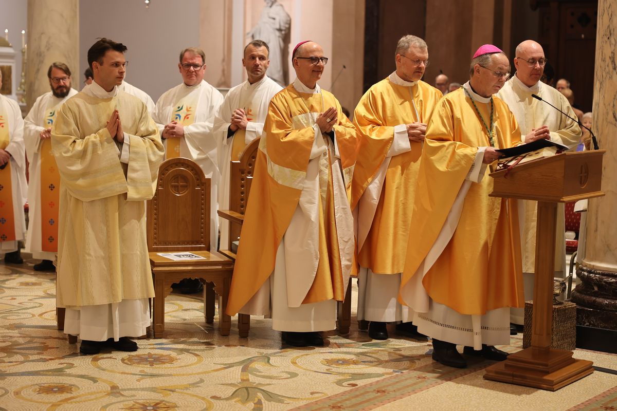 Bischof Dr. Franz Jung feierte am Sonntag, 6. Oktober, einen Gottesdienst zum Abschluss der Irlandwallfahrt mit den Reliquien der Frankenapostel in der Kathedrale von Cavan. Im Anschluss wurde der Schrein mit den Häuptern der Märtyrer für den Rücktransport nach Würzburg sicher verpackt.