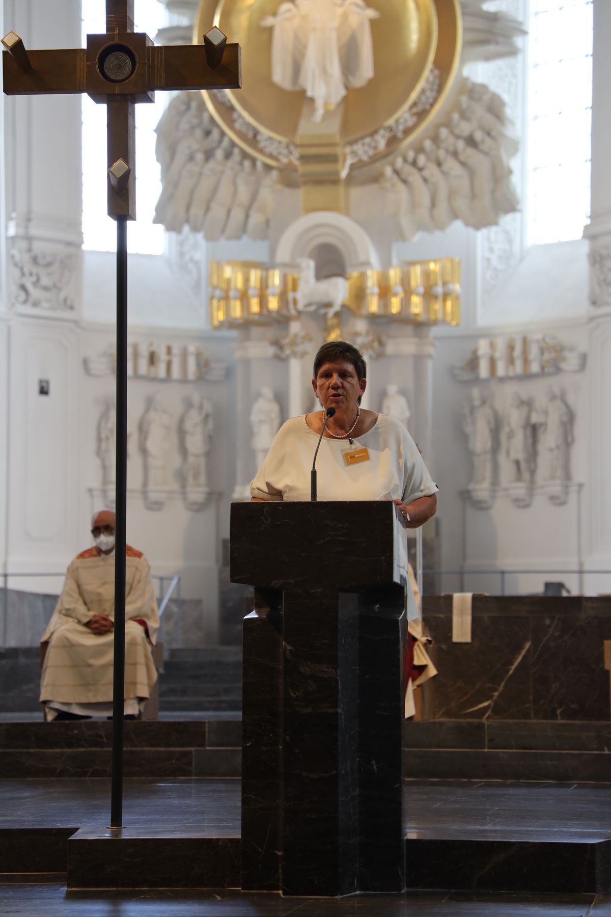 Mit rund 110 Ehepaaren aus der ganzen Diözese hat Weihbischof Ulrich Boom am Mittwochnachmittag, 23. Juni, einen Pontifikalgottesdienst gefeiert. Eingeladen waren Ehejubilare, die in den Jahren 2020 und 2021 auf 50, 60 oder 65 gemeinsame Jahre zurückblicken.