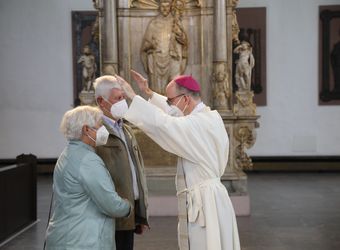 Bischof Dr. Franz Jung segnete nach dem Gottesdienst die Ehejubilare.