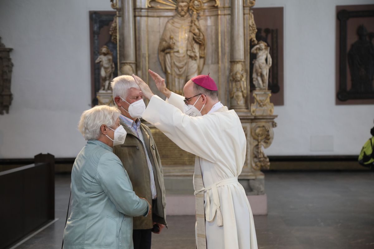 2721/0630_Ehejubilare mit Bischof Franz Jung_28206 Bischof Dr. Franz Jung segnete nach dem Gottesdienst die Ehejubilare.