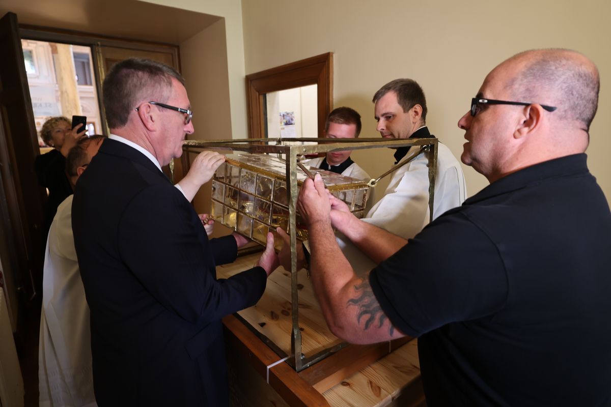 Bischof Dr. Franz Jung feierte am Sonntag, 6. Oktober, einen Gottesdienst zum Abschluss der Irlandwallfahrt mit den Reliquien der Frankenapostel in der Kathedrale von Cavan. Im Anschluss wurde der Schrein mit den Häuptern der Märtyrer für den Rücktransport nach Würzburg sicher verpackt.