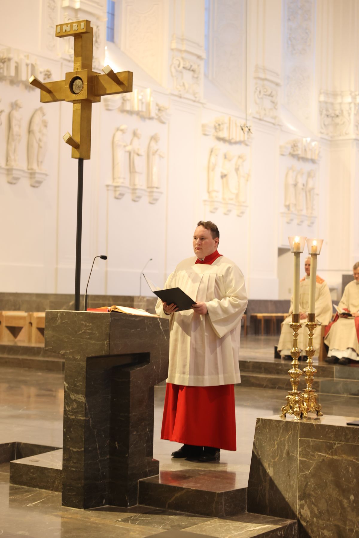 Mit einer Prozession vom Neumünster zum Kiliansdom und einer Pontifikalmesse hat Bischof Dr. Franz Jung am Dienstag, 31. Dezember, in Würzburg für das Bistum das Heilige Jahr eröffnet. Es steht unter dem Motto "Pilger der Hoffnung". 