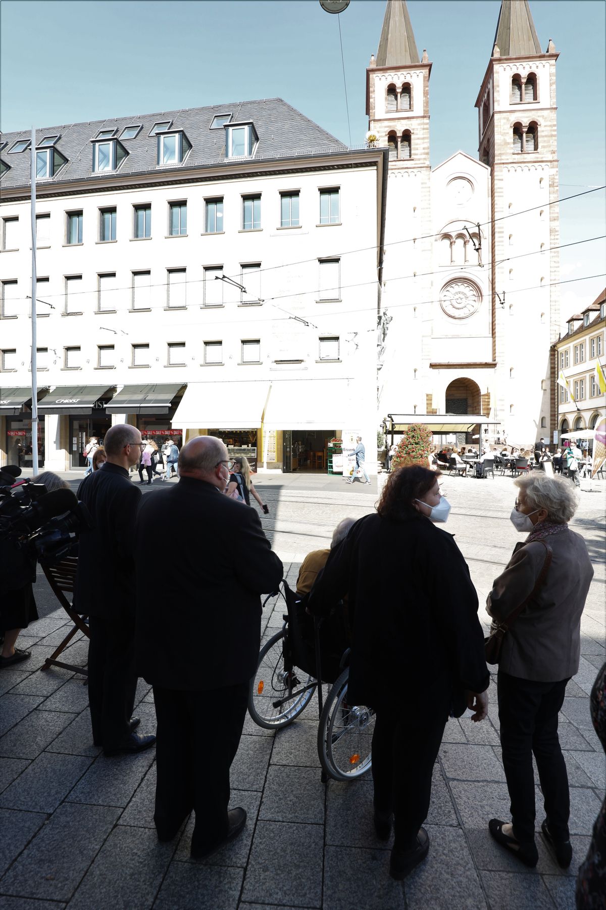 2721/0652 Menschenkette_28497 Unter dem Titel "Würzburg trauert" fand am Freitagabend eine Menschenkette vom Barbarossaplatz zum Würzburger Rathaus statt. Zehn Minuten lang läutete dabei die Salvatorglocke des Doms und lud zum Gebet ein.
