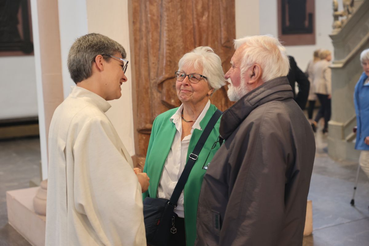 Seelsorgerinnen und Seelsorger spendeten nach dem Gottesdienst den Jubelpaaren individuell den Segen. 
