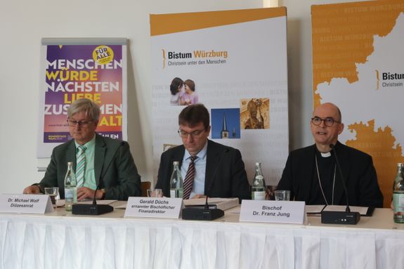 Von links: Diözesanratsvorsitzender Dr. Michael Wolf, ernannter Bischöflicher Finanzdirektor Ordinariatsrat Gerald Düchs und Bischof Dr. Franz Jung.