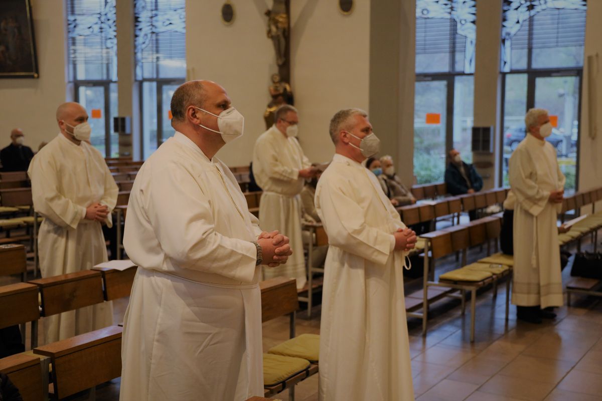 1421/0350 Diakone_26343