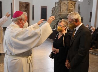 Bischof em. Dr. Friedhelm Hofmann feierte am Freitagnachmittag, 25. Juni, einen Dankgottesdienst mit Ehepaaren, die seit 50, 60 oder 65 Jahren verheiratet sind. Anschließend spendeten der Bischof sowie weitere Priester und Diakone den Jubilaren mit Abstand den Segen.